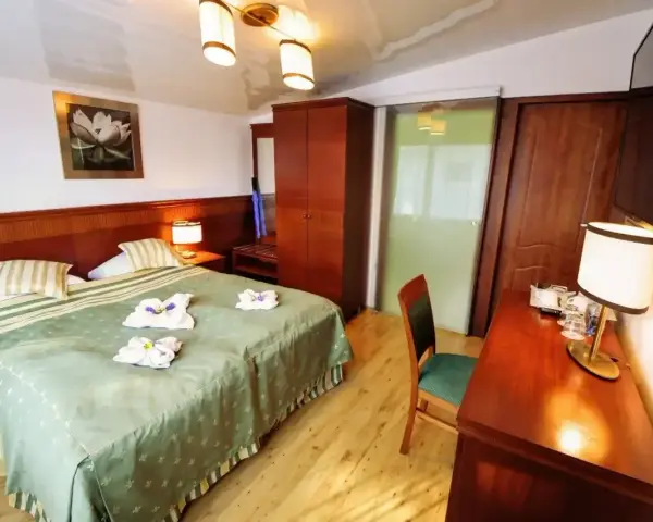 Przytulny pokój hotelowy z dużym łóżkiem. Zastanawiasz się, czy można wynająć pokój w hotelu nie mając 18 lat?