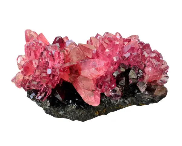 Cristalli di rodocrosite rosa brillante su matrice scura. Le sue proprietà sono note per stimolare amore e compassione.