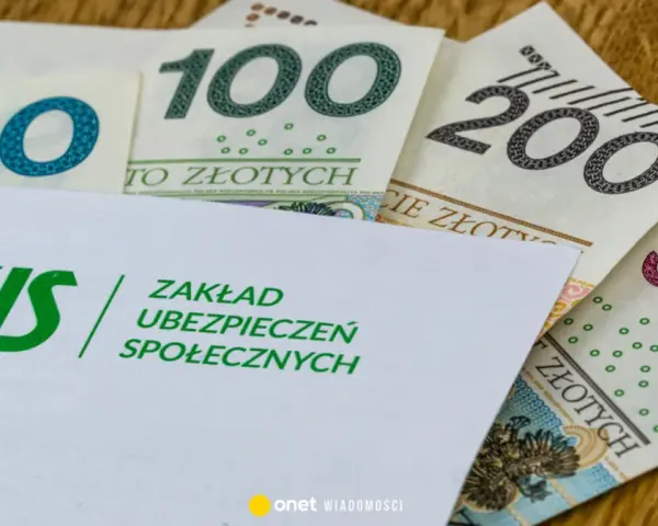 Koperta ZUS z napisem "Zakład Ubezpieczeń Społecznych" na tle polskich banknotów 50, 100, 200 i 500 zł. Symbolizuje świadczenie kompensacyjne.
