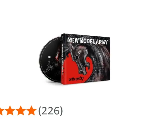 Okładka albumu "Unbroken" zespołu New Model Army z mrocznym, stylizowanym wizerunkiem konia. Czy to symbol nadchodzącej siły, czy może odzwierciedlenie przeszłości?