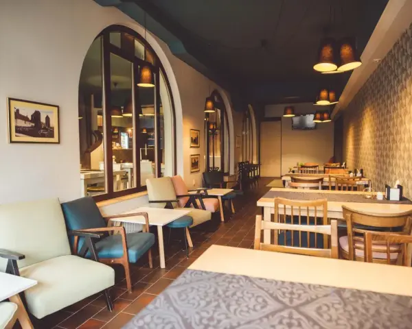 Przytulne wnętrze restauracji, idealne miejsce, gdzie zjeść w Chojnicach.