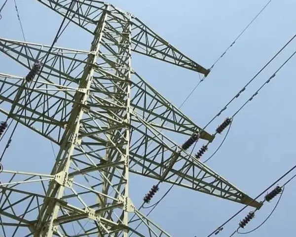 Wysoki maszt energetyczny z przewodami, przypominający o konieczności zachowania bezpieczna odległość od linii wysokiego napięcia 400 kv.