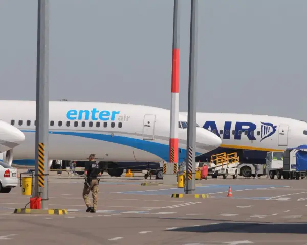 Samolot Enter Air na lotnisku. Zastanawiasz się, ile zarabia stewardessa Enter Air?