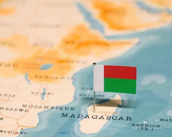 Flaga Madagaskaru na mapie. Luty to pora deszczowa, więc pogoda może być gorąca i wilgotna.
