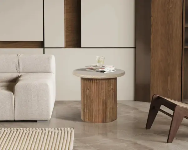 Table basse en travertin et bois, parfaite pour une deco salon moderne. Un verre d'eau sur des magazines.