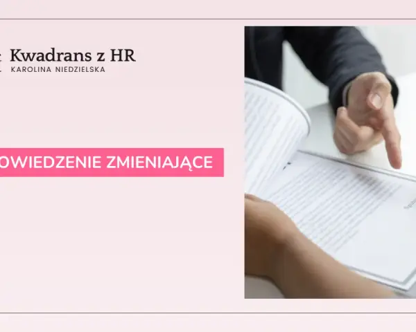 Ręce podpisują dokument, który może być wypowiedzeniem zmieniającym. Logo "Kwadrans z HR" sugeruje tematykę prawną.
