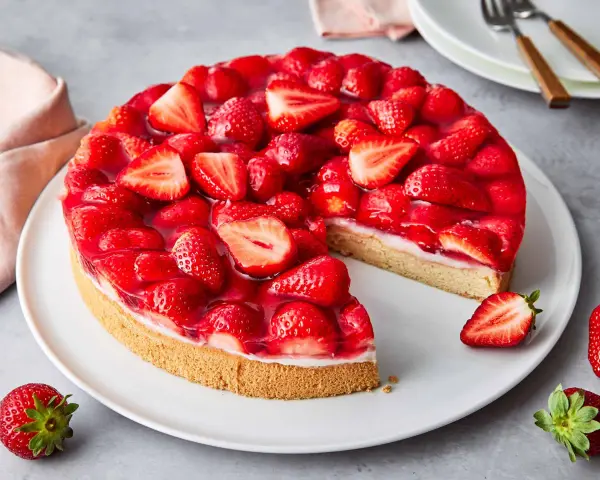 Saftiger Erdbeerkuchen mit frischen Früchten und Tortenguss. Ein Genuss, der einfach backen lässt und jeden begeistert.