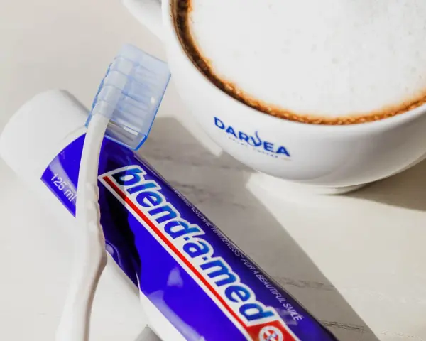 Kawa z pianką i pastą do zębów Blend-a-med. Pytanie brzmi: jaka kawa nie barwi zębów?
