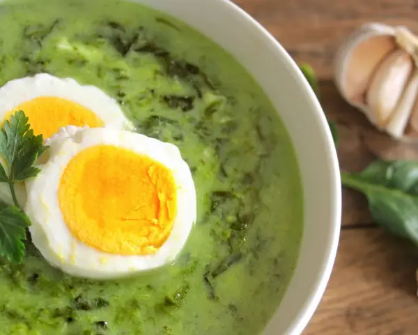 En krämig spenatsoppa med ägg och persilja, perfekt för ett snabbt och näringsrikt spenatsoppa recept.