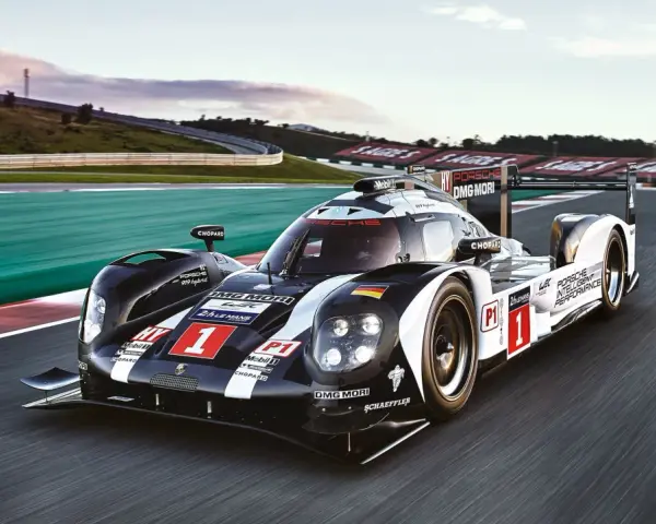 Porsche 919 hybrid z numerem 1 pędzi po torze wyścigowym.