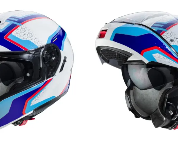 Due caschi integrali Caberg bianchi con grafiche blu, rosse e azzurre. Il casco integrale significa massima protezione.