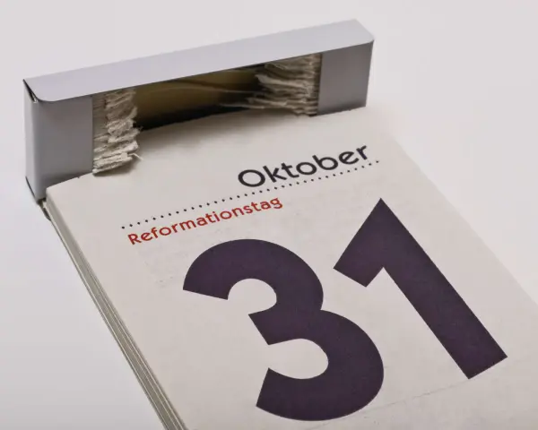 Kalenderblatt zeigt den Reformationstag am 31. Oktober. Ein Feiertag, der an die Anfänge der Reformation erinnert.