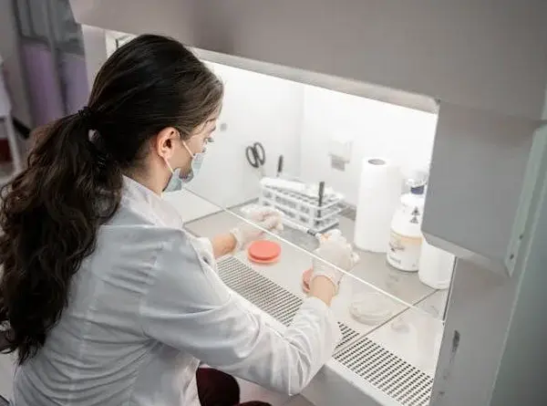 Biologia sądowa – czy warto? Odkryj korzyści i możliwości kariery