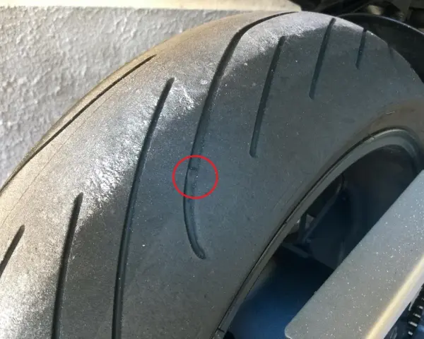 Gomma moto con segno di usura, un dettaglio che fa pensare: dopo quanti anni le gomme moto si induriscono?