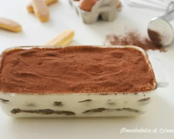 Tiramisù pronto, con 500 g di mascarpone, savoiardi e cacao. Ingredienti per una ricetta perfetta.