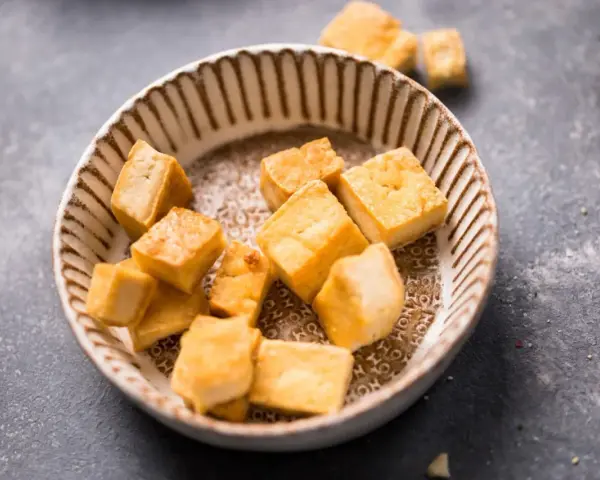 Goldbraun gebratene Tofuwürfel in einer Schale, bereit zum Genießen. Perfekt, um Tofu zuzubereiten.