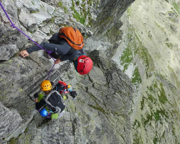 Wspinacze na via ferrata Gerlach. Trasa pełna wyzwań, z widokiem na skaliste zbocza.