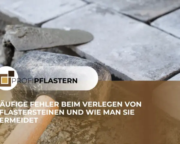 Werkzeuge zum Gehwegplatten verlegen: Ein Hammer und eine Kelle liegen neben frisch verlegten Pflastersteinen.