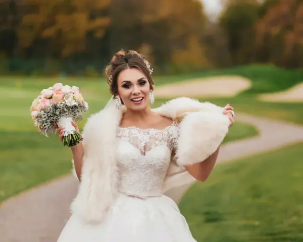 Okrycie ślubne: Stylizacje 2w1 na każdą pogodę i porę roku