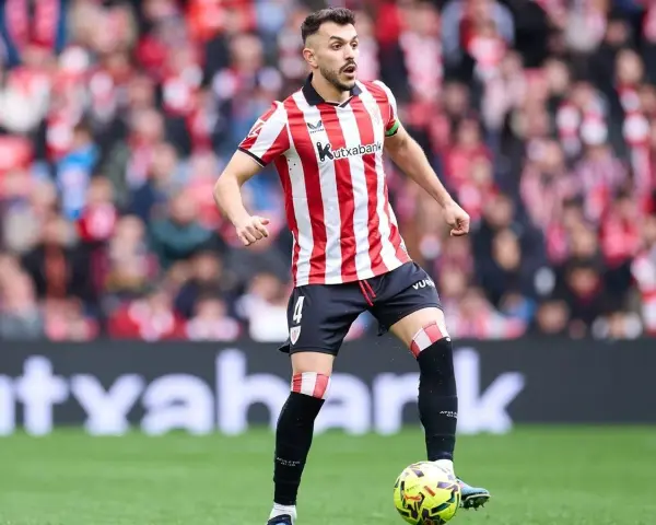 Aitor Paredes, jugador del Athletic Club, controla el balón en un partido.