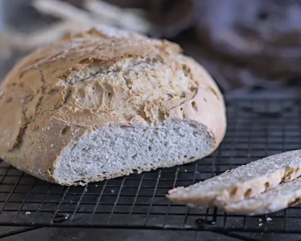 Frisch gebackenes Krustenbrot mit knuspriger Kruste und weicher Krume, perfekt für jedes Krustenbrot Rezept.