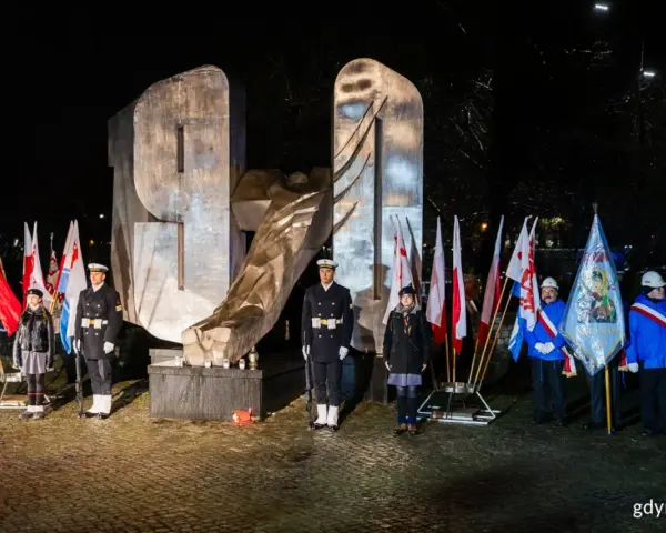 Uroczystość przy pomniku Ofiar Grudnia 1970 w Gdyni. Wartę honorową przy monumentalnym obelisku pełnią żołnierze i harcerze.