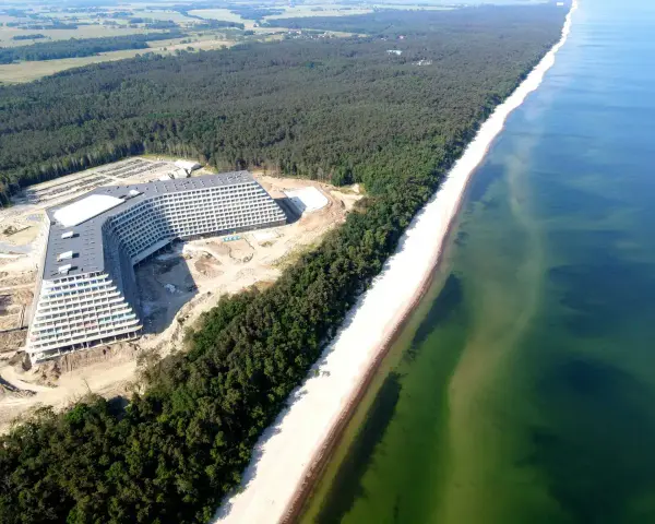 Ogromny, nowoczesny hotel w kształcie litery V, budowany tuż przy plaży. To będzie największy hotel nad morzem, otoczony lasem sosnowym.