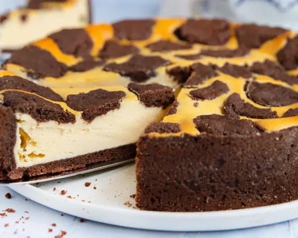 Ein fluffiger russischer Zupfkuchen mit Schokoladenstreuseln und cremiger Füllung, bereit zum Genießen.