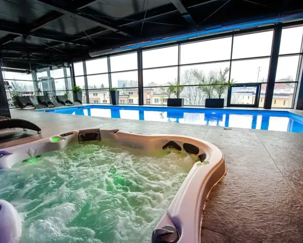 Relaks w hotelowym spa w Białymstoku: jacuzzi z bąbelkami i basen z widokiem na miasto.