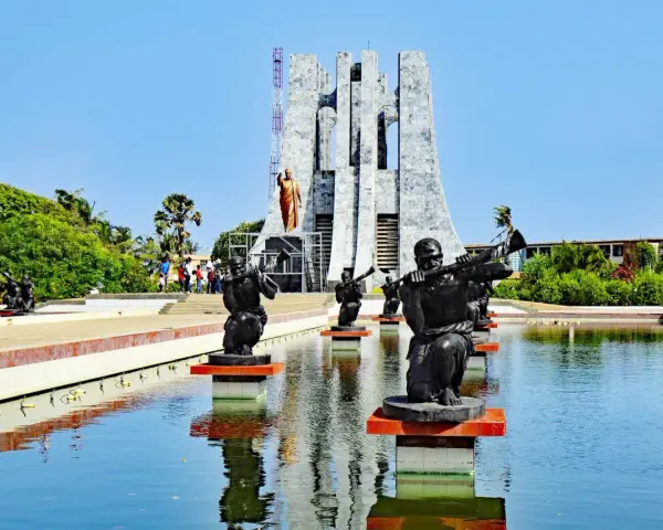 Pomnik Kwame Nkrumaha w Akrze, Ghana, z rzeźbami muzyków w stawie.