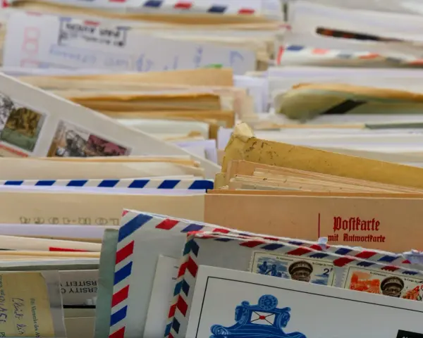 Ein Stapel alter Briefe und Postkarten, vielleicht ein **briefgeheimnis eheleute**? Mit Briefmarken und handschriftlichen Notizen.