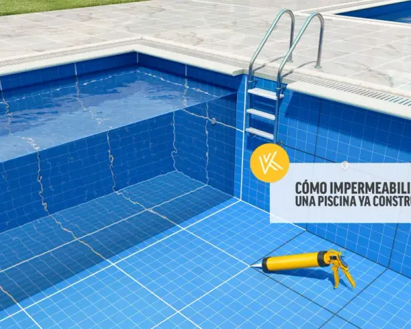 Piscina con azulejos azules, escalera y pistola de sellador. Guía para impermeabilizar piscina.