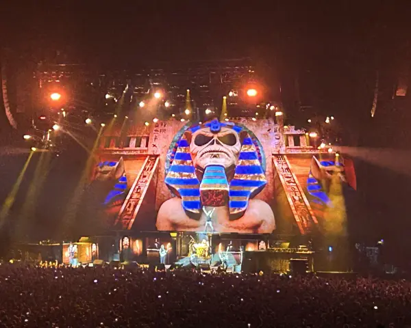 Niesamowity koncert w Polsce! Na scenie gigantyczny ekran z wizerunkiem faraona, a przed nim tłum fanów.