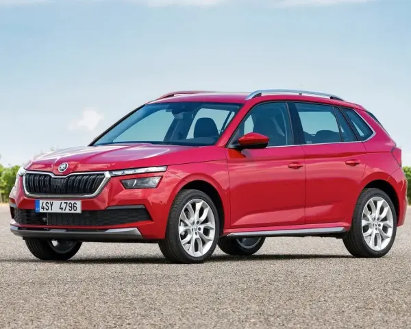 Czerwona Skoda Kamiq na tle nieba. Choć piękna, warto znać jej potencjalne skoda kamiq wady, np. dotyczące wyciszenia.
