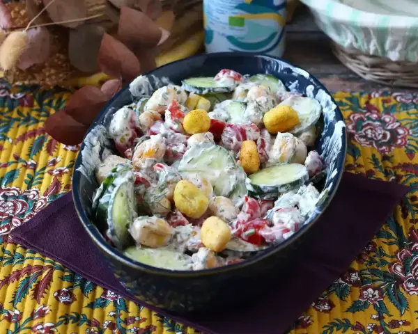 Cremiger Gnocchi-Salat mit Gurken, Tomaten und Dill, garniert mit knusprigen Croutons.