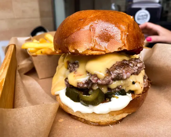 Idealny burger w domu: soczysty i chrupiący. Lepszy niż z knajpy!