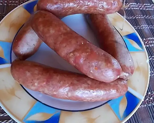 Świeżo przygotowane kiełbaski, gotowe do dalszej obróbki. Idealne, by dowiedzieć się, jak zrobić kiełbasę.