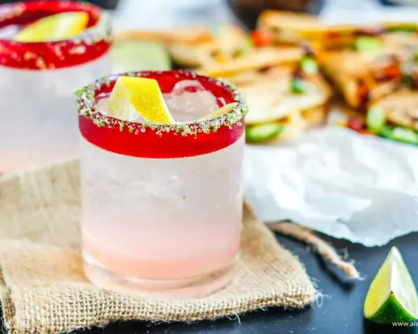 Paloma przepis: orzeźwiający drink z solą i limonką, idealny na letnie popołudnie. W tle quesadillas.