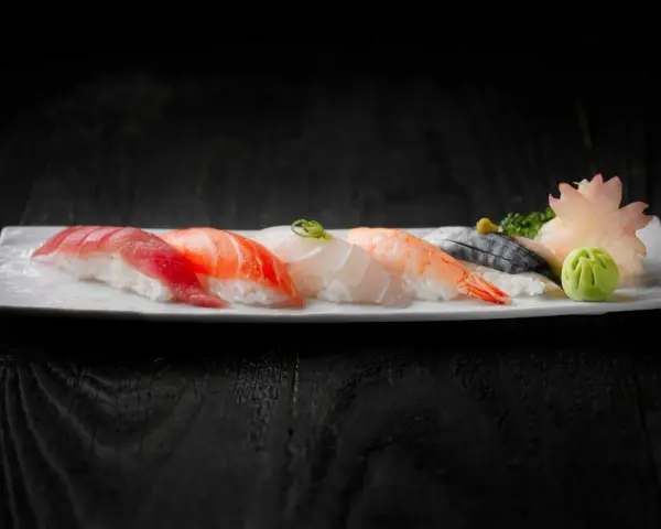 Kaloryczność sushi: Ile kcal ma Twoja rolka? Jedz i nie tyj!