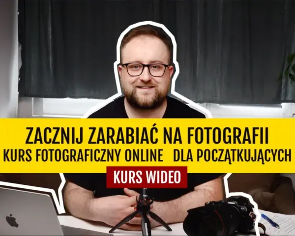 Uśmiechnięty mężczyzna w okularach zaprasza na kurs fotografa online dla początkujących.