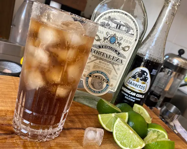 Tequila z colą (Batanga): Poznaj sekret kultowego drinka!