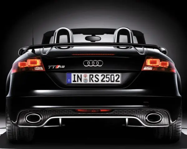 Schwarzer Audi TT 8J Roadster mit markanten Rückleuchten und Doppelrohrauspuff.
