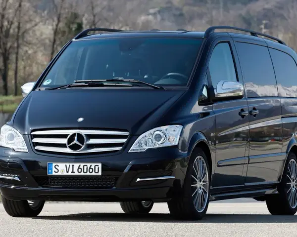 Czarny Mercedes Viano 3.0 V6 z przyciemnianymi szybami i relingami dachowymi, gotowy na podróż.