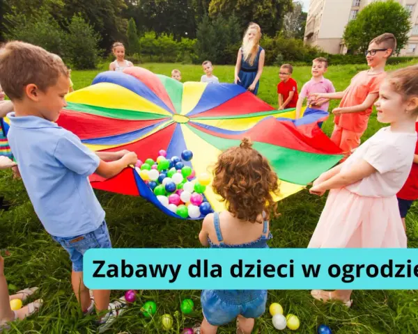 Dzieci bawią się kolorowym spadochronem z piłeczkami w ogrodzie. Radosne kreatywne zabawy w ogrodzie.