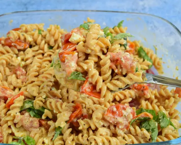 Szybki obiad z niczego: makaron fusilli z pomidorkami, fetą i bazylią w kremowym sosie. Idealny na szybki posiłek.