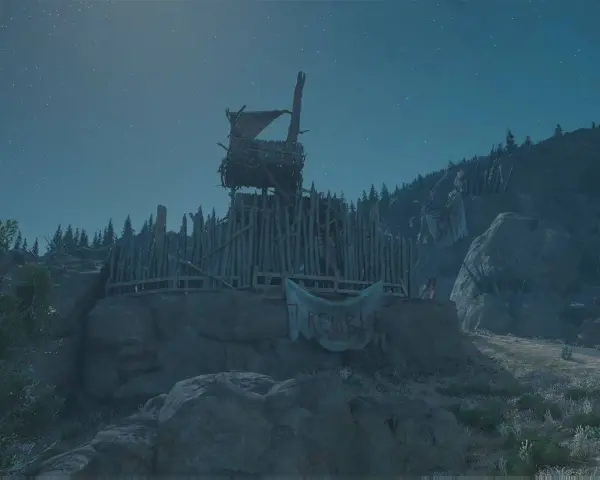 Campamentos emboscadores en Days Gone. Una fortificación de madera en una colina rocosa bajo un cielo estrellado.