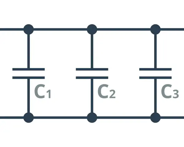 Schemat obwodu elektrycznego z trzema kondensatorami C1, C2, C3 połączonymi równolegle.