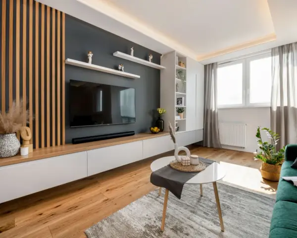 Salon marzeń? Pomysły na ścianę: lamele, beton, sztukateria i więcej