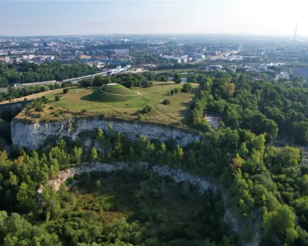 Dawny kamieniołom Liban w Krakowie, z kopcem Kościuszki w tle i panoramą miasta.