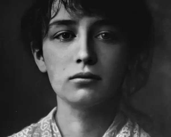 Portret młodej Camille Claudel, zamyślonej, z delikatnym uśmiechem.